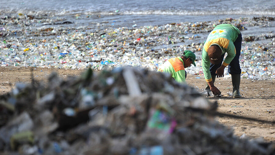 बाली: समुद्र तटों पर कचरे के ढेर के कारण आपात की घोषणा