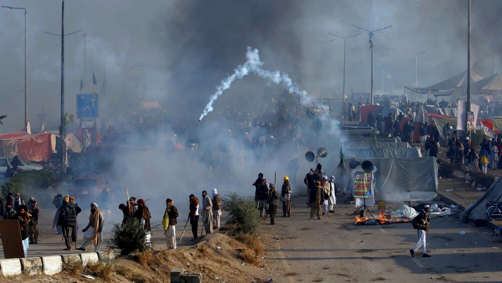 इस्लामाबाद में पुलिस और प्रदर्शनकारियों के झड़प में 1 की मौत, 100 लोग घायल