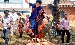 आखिरकार आज कांग्रेस ने राजनीति की शतरंज में प्रियंका रूपी अपने अंतिम घोड़े की चाल भी चल ही दी !!