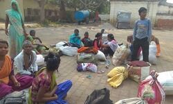 नहीं थमी भूख और बेरोजगारी : बुन्देलखण्ड से पलायन लगातार जारी नहीं थमी भूख और बेरोजगारी : बुन्देलखण्ड से पलायन लगातार जारी