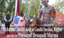 राष्ट्रपति मुर्मू द्वारा महात्मा गाँधी की 12-फीट ऊंची प्रतिमा का अनावरण राष्ट्रपति मुर्मू द्वारा महात्मा गाँधी की 12-फीट ऊंची प्रतिमा का अनावरण